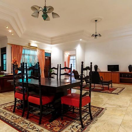 Oyo Living 2843 Raz House Syariah Hotel Medan Buitenkant foto