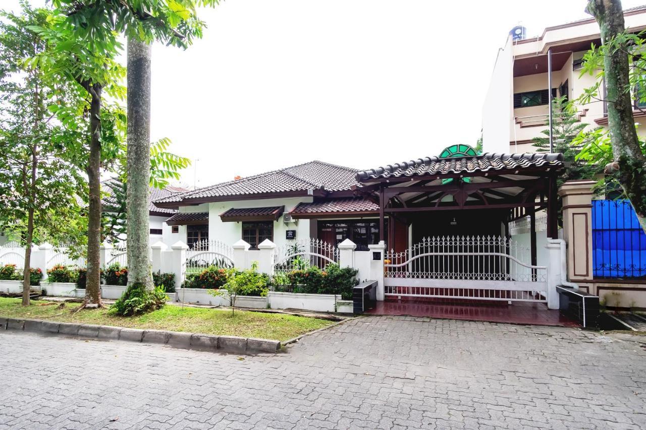 Oyo Living 2843 Raz House Syariah Hotel Medan Buitenkant foto