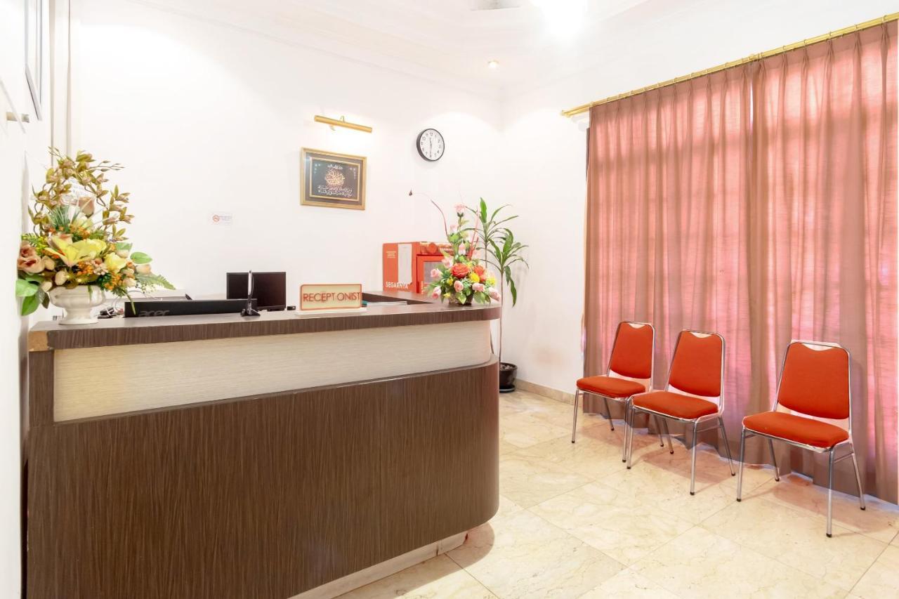 Oyo Living 2843 Raz House Syariah Hotel Medan Buitenkant foto