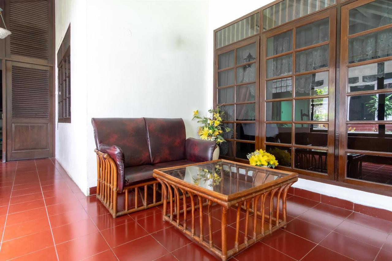 Oyo Living 2843 Raz House Syariah Hotel Medan Buitenkant foto