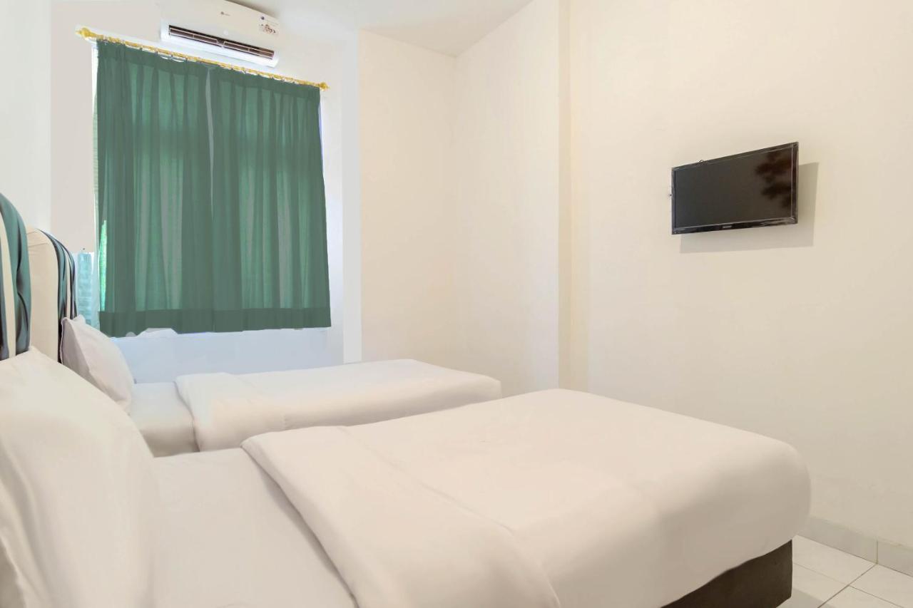 Oyo Living 2843 Raz House Syariah Hotel Medan Buitenkant foto