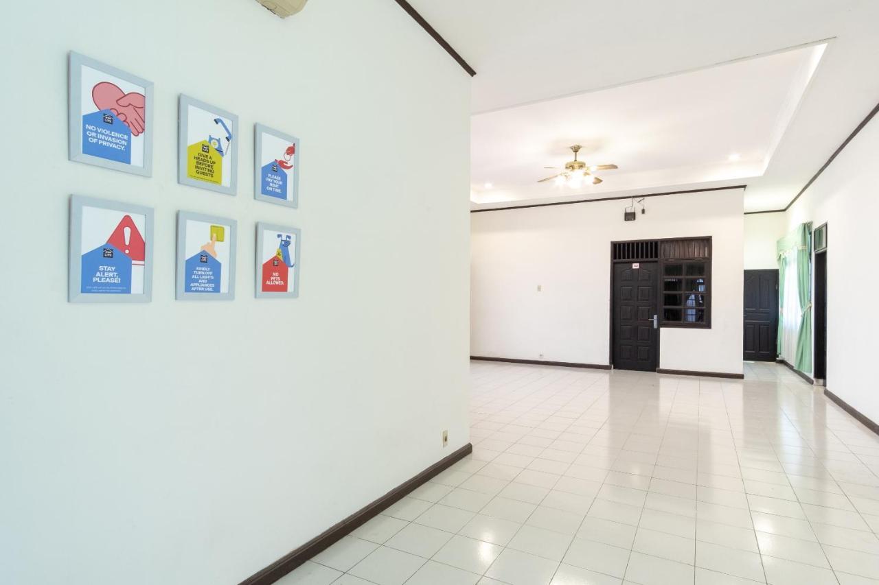 Oyo Living 2843 Raz House Syariah Hotel Medan Buitenkant foto
