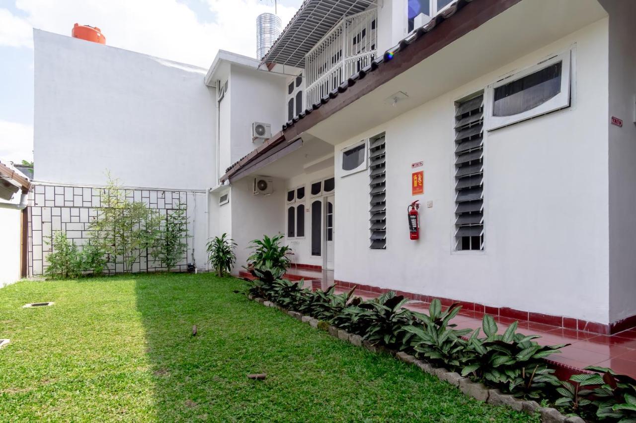 Oyo Living 2843 Raz House Syariah Hotel Medan Buitenkant foto