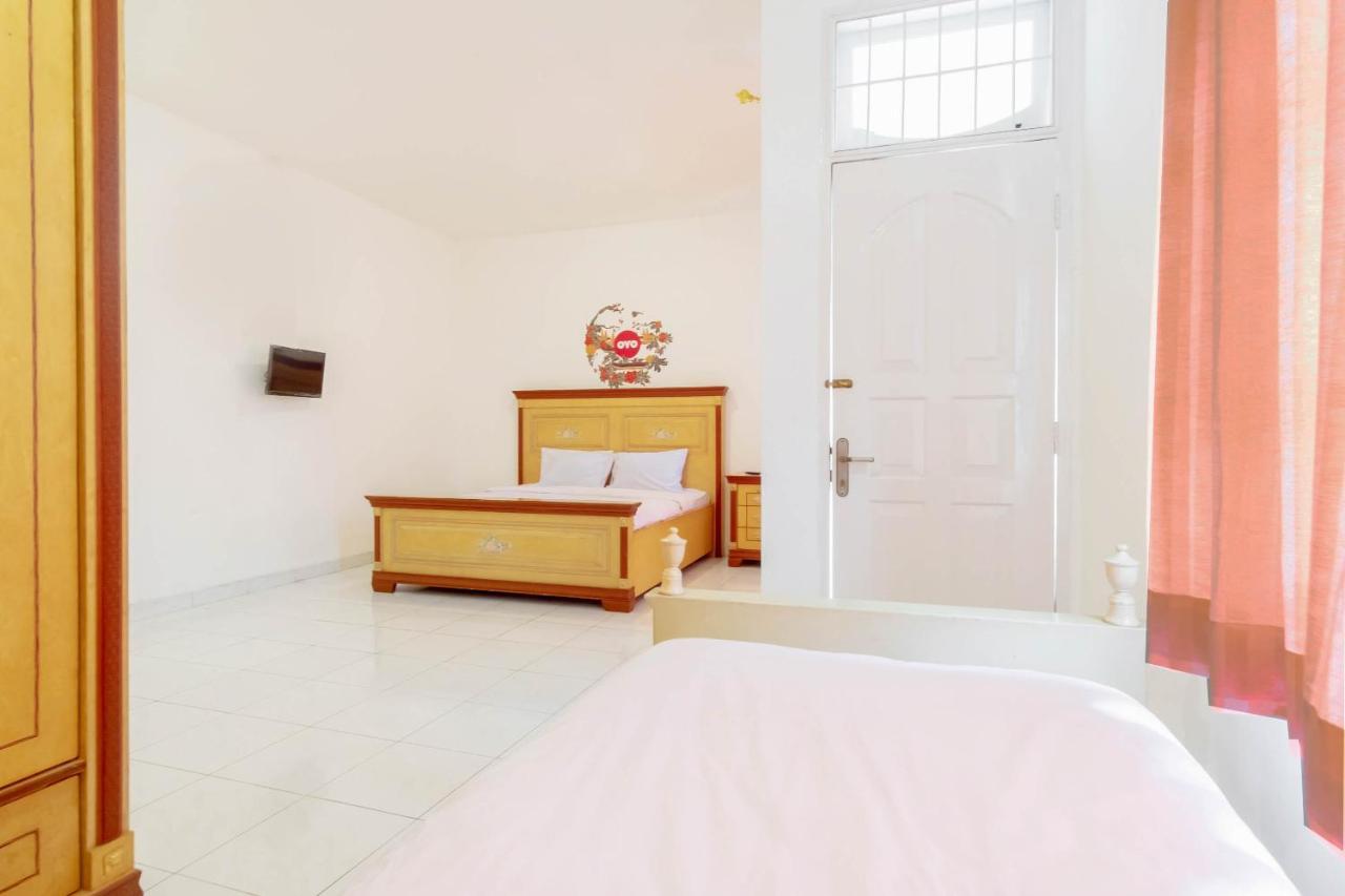 Oyo Living 2843 Raz House Syariah Hotel Medan Buitenkant foto