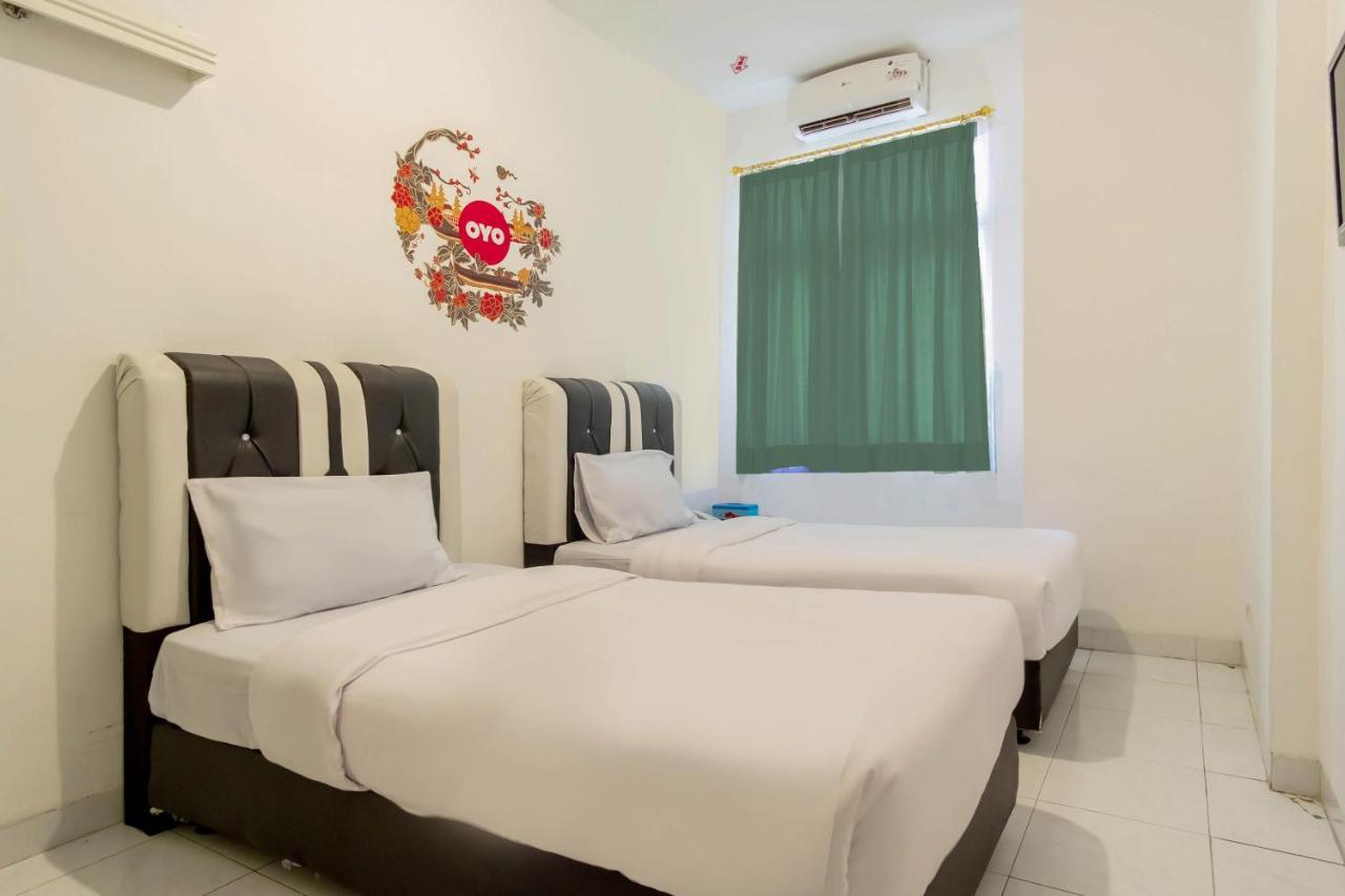 Oyo Living 2843 Raz House Syariah Hotel Medan Buitenkant foto