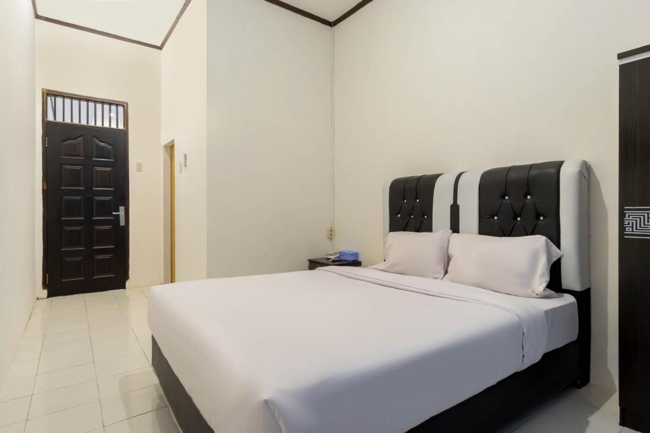 Oyo Living 2843 Raz House Syariah Hotel Medan Buitenkant foto
