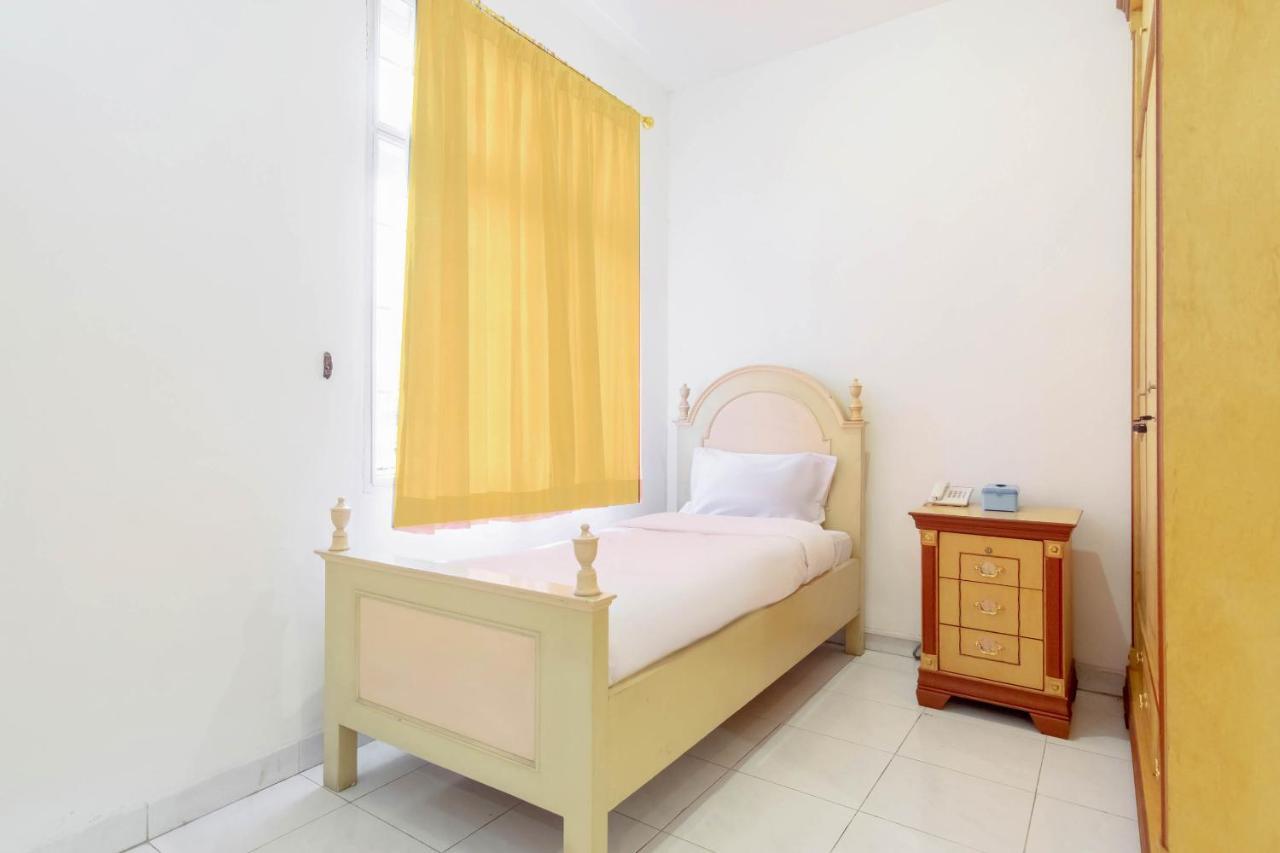 Oyo Living 2843 Raz House Syariah Hotel Medan Buitenkant foto