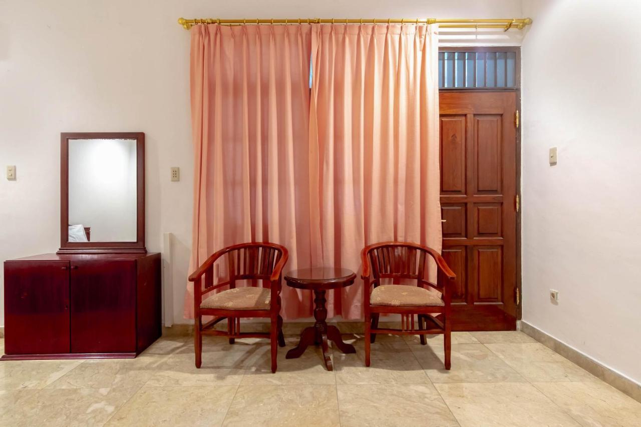 Oyo Living 2843 Raz House Syariah Hotel Medan Buitenkant foto
