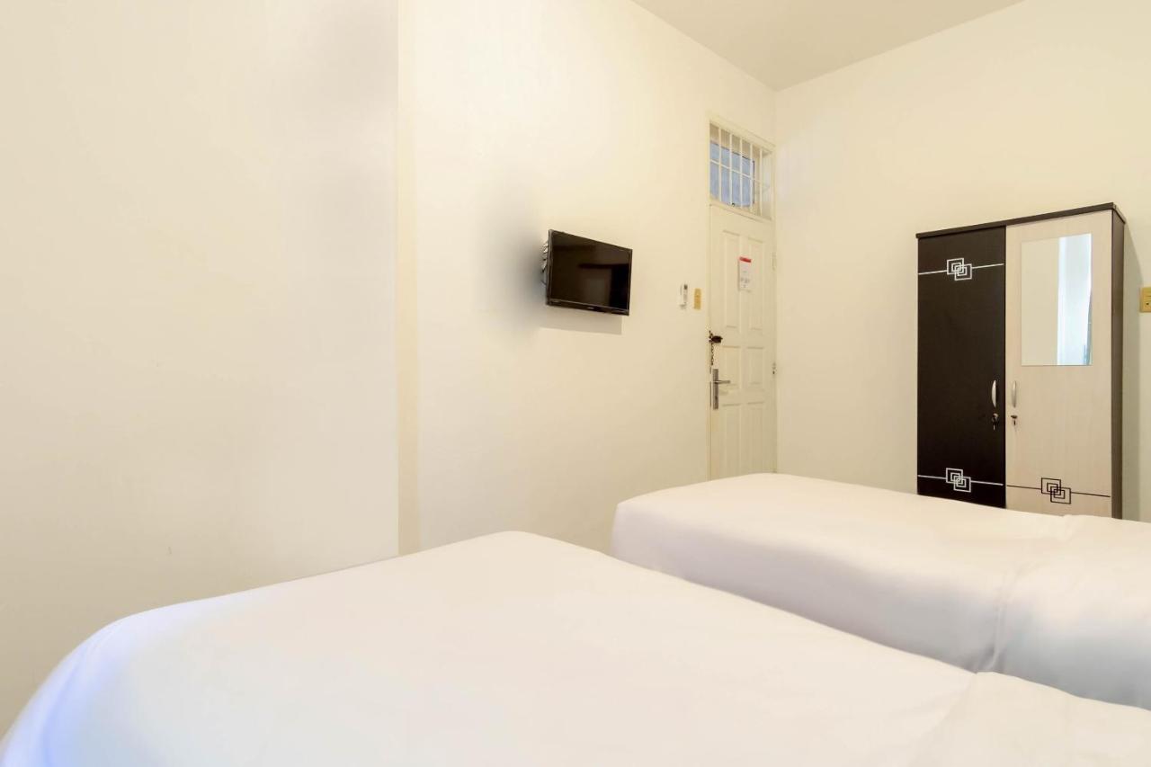 Oyo Living 2843 Raz House Syariah Hotel Medan Buitenkant foto