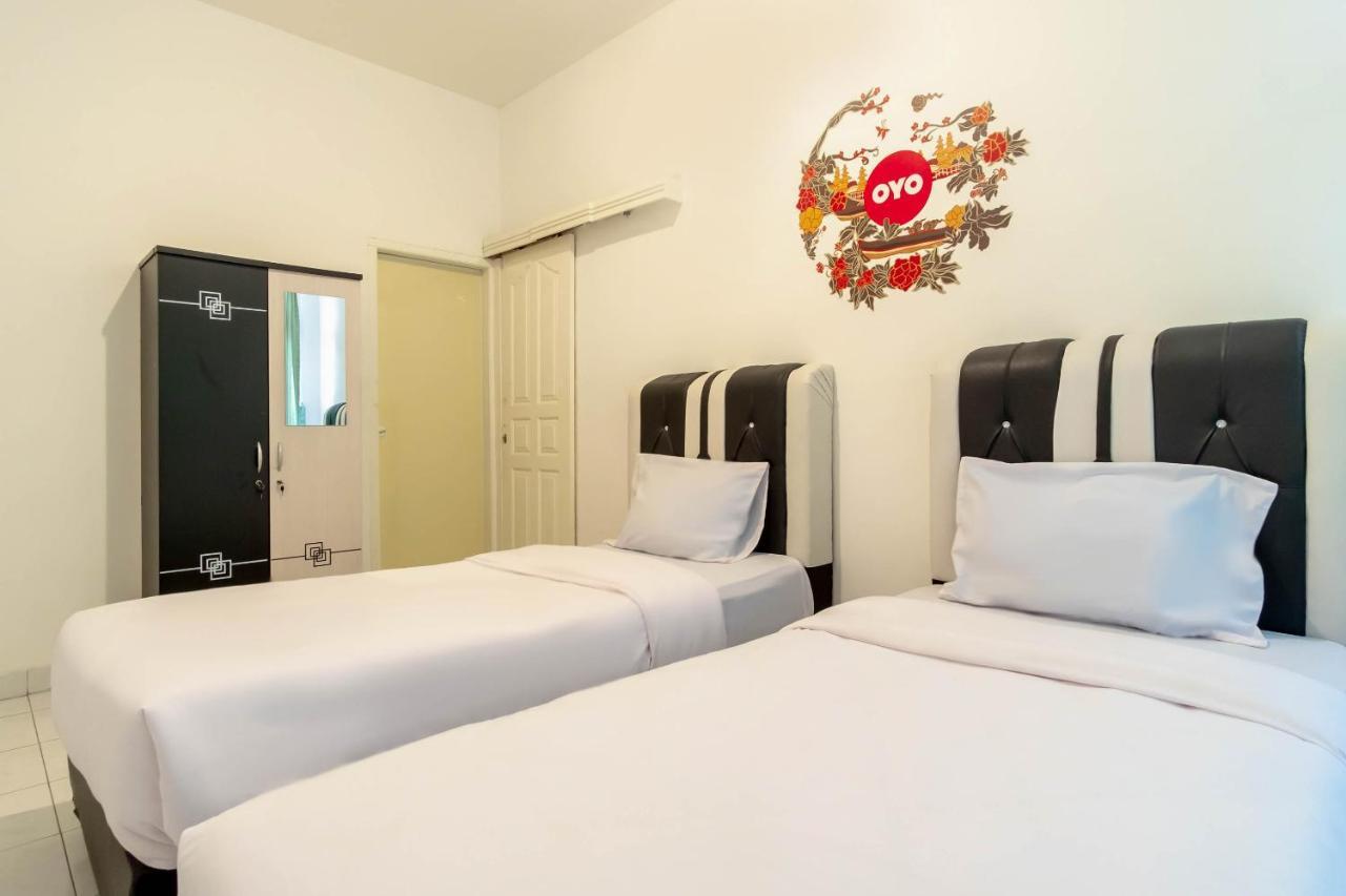 Oyo Living 2843 Raz House Syariah Hotel Medan Buitenkant foto