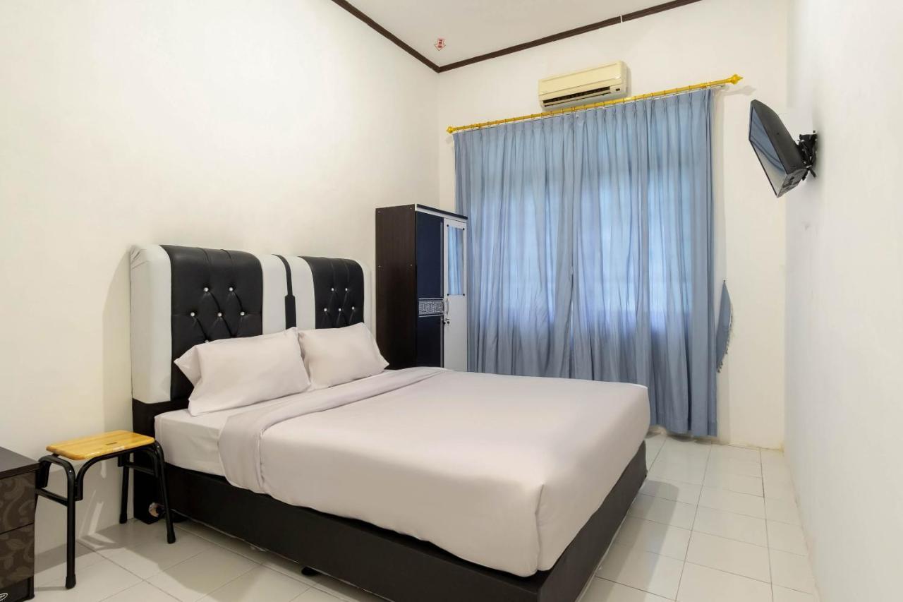 Oyo Living 2843 Raz House Syariah Hotel Medan Buitenkant foto