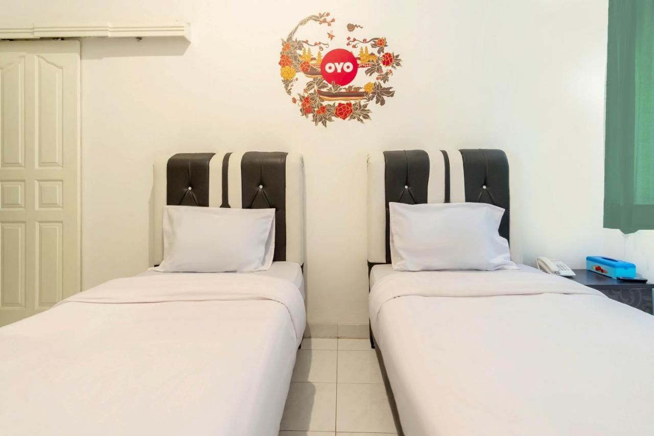 Oyo Living 2843 Raz House Syariah Hotel Medan Buitenkant foto