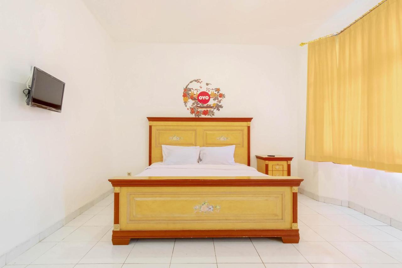 Oyo Living 2843 Raz House Syariah Hotel Medan Buitenkant foto